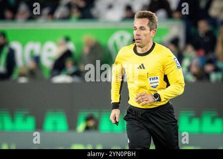 Wolfsburg, Germania. 23 novembre 2024. L'arbitro Tobias Stieler visto durante la partita di Bundesliga tra Wolfsburg e Union Berlin alla Volkswagen Arena di Wolfsburg. Credito: Gonzales Photo/Alamy Live News Foto Stock