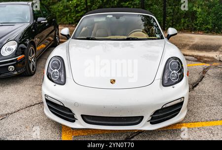 Chicago, Illinois - 29 settembre 2024: porsche boxter S convertibile bianca. porsche boxter è bianca parcheggiata per strada. Foto Stock