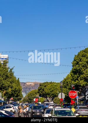 Los Angeles California USA - 16 novembre 2024: L'insegna di Hollywood vista dalla strada di Los Angeles Foto Stock