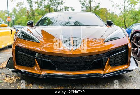 Chicago, Illinois - 29 settembre 2024: Chevrolet Corvette Z06 LT di colore arancione. Chevrolet Corvette Z06 LT sulla strada Foto Stock