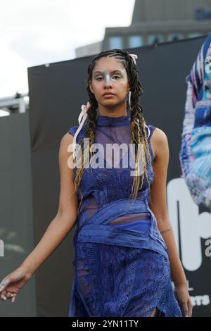 Una modella cammina per la fuga alla sfilata di moda Hannah Silver-King a Montreal, Quebec, Canada Foto Stock
