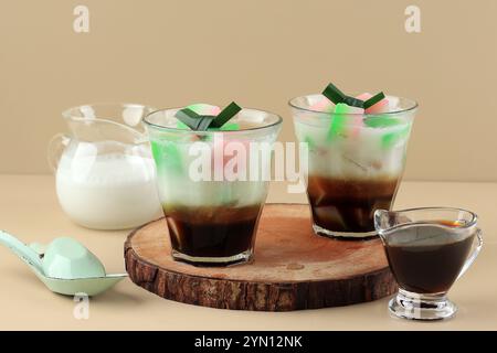 Es Selendang Mayang. Tradizionale bevanda a base di dessert da Giacarta, Indonesia. Servita in vetro Foto Stock