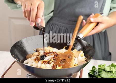 Fette di salsa di soia dolce alla padella con Kwetiau, tagliatelle di riso cinesi. Foto Stock