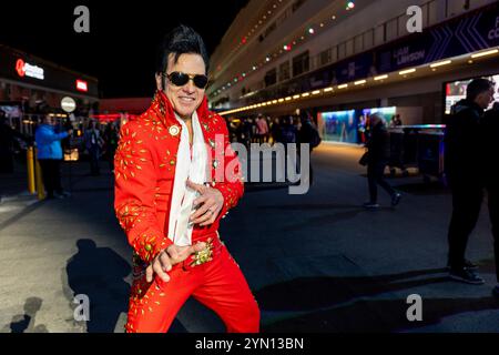 23 novembre 2024; Las Vegas, Nevada, Stati Uniti. Gran Premio di F1 di Las Vegas; giorno della gara; il sosia di Elvis cammina sul paddock Foto Stock