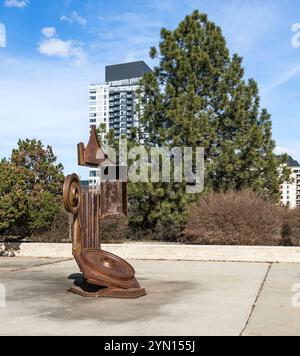 Edmonton, Canada, 28 aprile 2024: Opere d'arte astratte accanto al forner Royal Alberta Museum nella stagione primaverile e cielo blu e nuvole bianche sullo sfondo Foto Stock