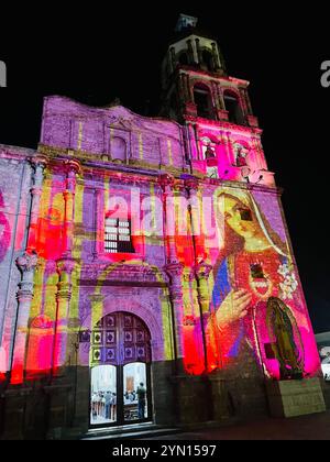 Monclova, Messico, Parroquia De Santiago Apostol, chiesa storica nel nord del Messico nello stato di Coahuila, illuminata con l'immagine di Maria Foto Stock