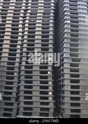Balikpapan-East kalimantan novembre 23,2024 pile di molti pallet di spedizione in plastica nera nel magazzino di fabbrica, pallet in plastica nello stampaggio in plastica Foto Stock