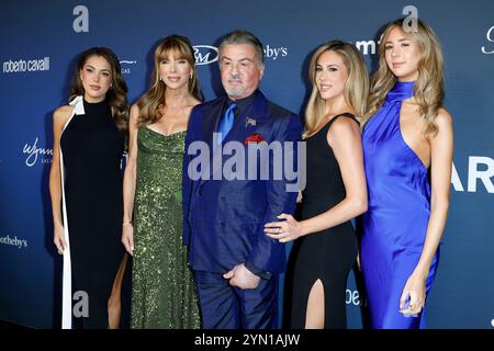 22 novembre 2024, Las Vegas, Nevada, Stati Uniti: Sistine Stallone, Jennifer Flavin Stallone, Sylvester Stallone, Sophia Stallone, Scarlet Rose Stallone presso amfAR Las Vegas presso Wynn Las Vegas (immagine di credito: © Nina Prommer/ZUMA Press Wire) SOLO PER USO EDITORIALE! Non per USO commerciale! Foto Stock