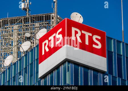 Firma e logo sulla torre che ospita la sede di radio Télévision Suisse (RTS), società audiovisiva di servizio pubblico, Ginevra, Svizzera Foto Stock