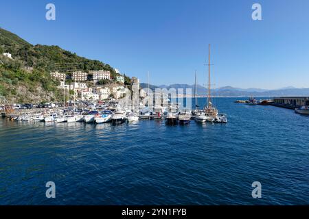 Vista sul mare e sul piccolo porto di Cetara, una cittadina sulla Costiera Amalfitana, in Italia. Foto Stock