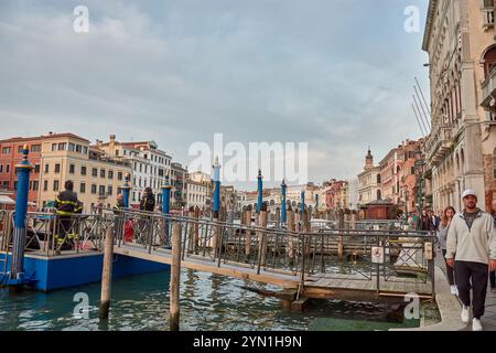 Venezia,Italia;ottobre,17,2024: Il Canal grande racchiude il fascino e la storia della città. Le gondole scorrono dolcemente attraverso le acque tranquille Foto Stock