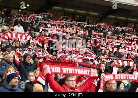 VfB Stuttgart Fans, Fanschal, GER, VfB Stuttgart vs. VfL Bochum, Fussball, Herren, 1. Bundesliga, 11 anni. Spieltag, Spielzeit 2024/2025, 23.11.2024, LE NORMATIVE DFL/DFB VIETANO QUALSIASI USO DI FOTOGRAFIE COME SEQUENZE DI IMMAGINI E/O QUASI-VIDEO, foto: Eibner-Pressefoto/Wolfgang Frank Foto Stock