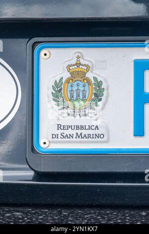 Primo piano per lo stemma di San Marino e firma Repubblica di San Marino sulle targhe dei veicoli di San Marino. Foto Stock