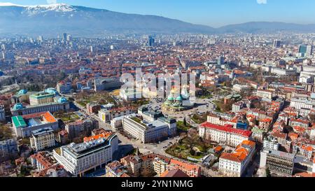 Veduta aerea dell'iconica cattedrale Alexander Nevsky di Sofia in un pittoresco paesaggio urbano, con viste sulle montagne che offrono uno sfondo sereno Foto Stock