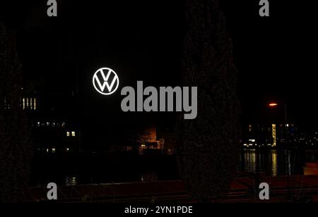 Etichetta illuminata VW Volkswagen presso la centrale elettrica dello stabilimento VW di Wolfsburg, Germania, 23 novembre 2024 Foto Stock