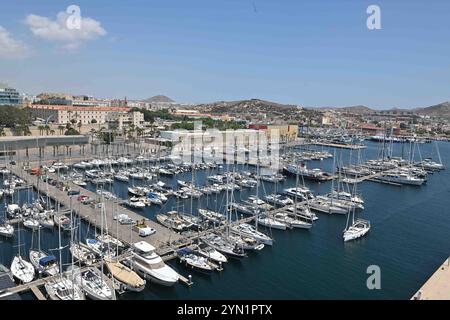 Cartagena Spagna, 20 agosto 2024, sopra vista parziale del porto di Cartagena con yacht di lusso e imbarcazioni da diporto in ormeggio Foto Stock