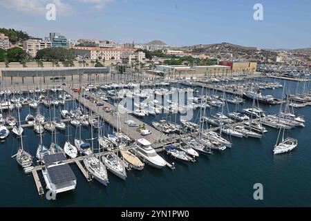 Cartagena Spagna, 20 agosto 2024, sopra vista parziale del porto di Cartagena con yacht di lusso e imbarcazioni da diporto in ormeggio Foto Stock