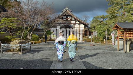 Donne giapponesi che indossano kimono al tempio di Kodaiji, distretto di Higashiyama, Kyoto, Giappone. Foto Stock