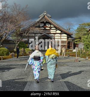 Donne giapponesi che indossano kimono al tempio di Kodaiji, distretto di Higashiyama, Kyoto, Giappone. Foto Stock