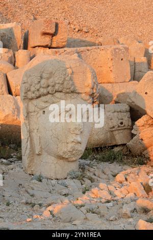 Antiche statue sulla cima del monte Nemrut nel sud-est della Turchia. Regno di Commagene. Foto Stock