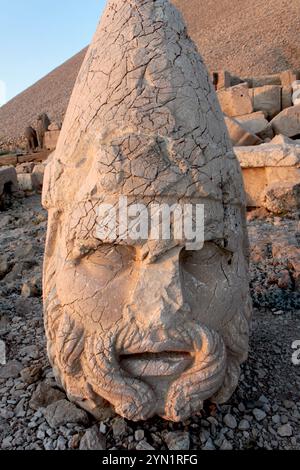 Antiche statue sulla cima del monte Nemrut nel sud-est della Turchia. Regno di Commagene. Foto Stock