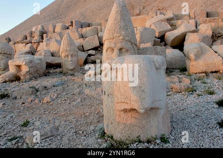 Antiche statue sulla cima del monte Nemrut nel sud-est della Turchia. Regno di Commagene. Foto Stock