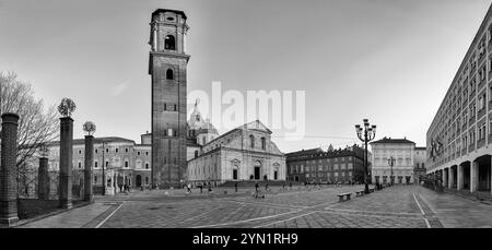 TORINO, ITALIA - 11 NOVEMBRE 2024: Cattedrale di Torino, il suo campanile che si illumina al tramonto in Piazza San Giovanni, Torino, Italia Foto Stock