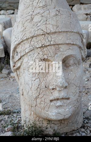 Antiche statue sulla cima del monte Nemrut nel sud-est della Turchia. Regno di Commagene. Foto Stock