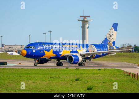 Eurowings airbus a320 rullante alla pista dell'aeroporto humberto delgado di lisbona, con speciale livrea europa Park Foto Stock