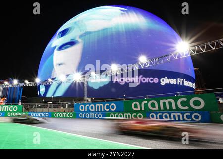 Las Vegas, Nevada, Stati Uniti. 23 novembre 2024. Le auto accelerano dalla sfera durante il Gran Premio d'argento di Las Vegas 2024 di Formula 1 Heineken sul Las Vegas Street Circuit di Las Vegas, Nevada. Christopher Trim/CSM/Alamy Live News Foto Stock