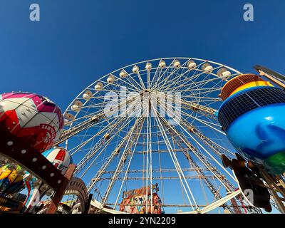 Guardando in alto la struttura della grande ruota (ruota panoramica) sul molo centrale, Blackpool Foto Stock