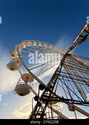 Guardando in alto la struttura della grande ruota (ruota panoramica) sul molo centrale, Blackpool Foto Stock