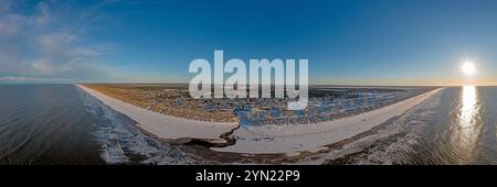 Vista sulla spiaggia di Vejers in Danimarca con sole e neve in inverno Foto Stock