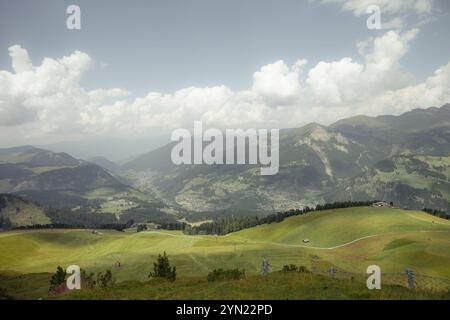 Ampia vista sui prati verdi della Val Gardena in una giornata nuvolosa Foto Stock