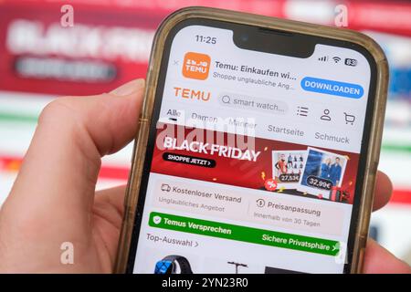 Hand hält Mobiltelefon auf der die Website des chinesischen Unternehmens Temu zu sehen ist *** mano che tiene in mano un telefono cellulare che mostra il sito web della società cinese Temu Nordrhein-Westfalen Deutschland, Germania GMS18074 Foto Stock