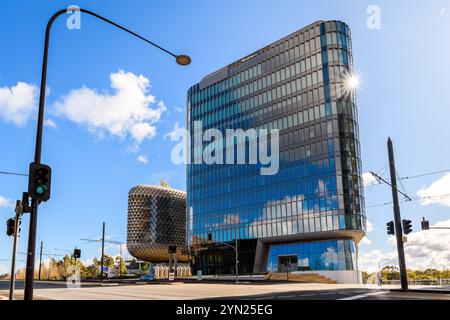 Adelaide, Australia meridionale - 14 luglio 2024: Australian Bragg Centre for Proton Beam Therapy and Cancer Research (SAHMRI 2) visto dal North Terrac Foto Stock