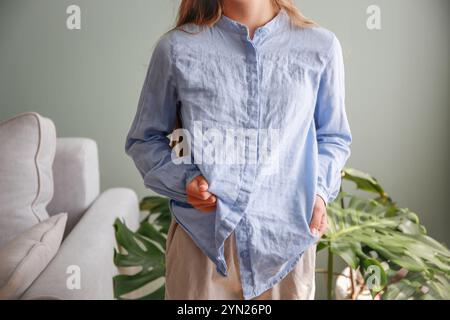 La donna indossava una camicia sgualcita. Foto Stock