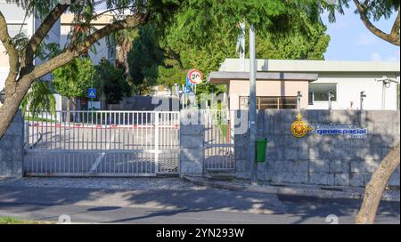 Ingresso al centro informazioni geospaziali dell'esercito - cigeoe - a lisbona, portogallo, che mostra cancello, strada e alberi Foto Stock