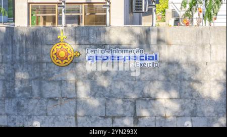 Centro de informacao geoespacial do exercito segno su un muro di pietra a lisbona, portogallo Foto Stock