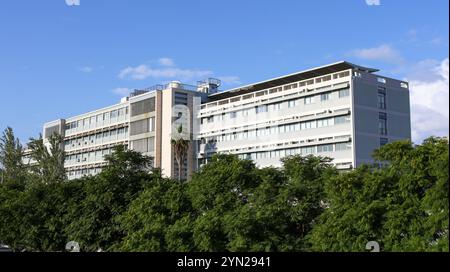 L'edificio del centro di informazione geospaziale dell'esercito - cigeoe - si erge su un cielo azzurro e limpido a lisbona, in portogallo Foto Stock