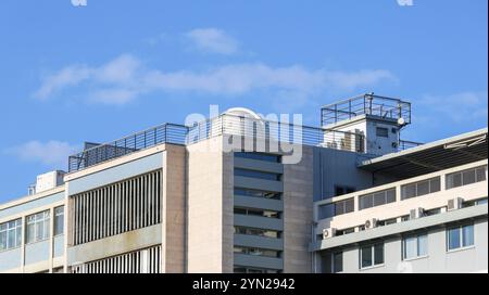 Cupola bianca dell'osservatorio astronomico sul tetto del centro di informazioni geospaziali dell'esercito - cigeoe - edificio a lisbona, portogallo, sotto un cielo blu Foto Stock