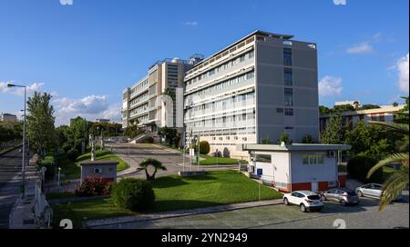 Il centro di informazioni geospaziali dell'esercito, cigeoe, si erge alto contro un cielo blu a lisbona, in portogallo, mostrando la sua architettura moderna e serena su Foto Stock