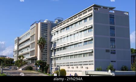 L'edificio del centro di informazione geospaziale dell'esercito - cigeoe - si erge su un cielo azzurro e limpido a lisbona, in portogallo Foto Stock