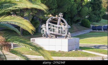 Sfera armillare di metallo nei giardini del centro di informazione geospaziale dell'esercito - cigeoe - a lisbona, portogallo Foto Stock