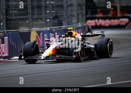 11 PEREZ Sergio (mex), Red Bull Racing RB20, azione durante la Formula 1 Heineken Silver Las Vegas Grand Prix 2024, 22° round del Campionato del mondo di Formula 1 2024 dal 21 al 23 novembre 2024 sul Las Vegas Strip Circuit, a Las Vegas, Stati Uniti d'America Foto Stock