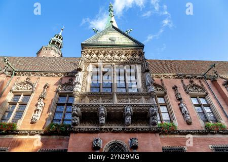 WROCLAW, POLONIA - 4 NOVEMBRE 2023: Questa è la finestra della baia sopra l'ingresso del vecchio municipio. Foto Stock