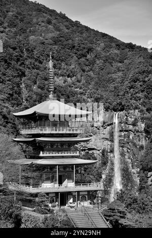 Pagoda a tre piani del tempio buddista Seiganto-ji Tendai nella prefettura di Wakayama, in Giappone, con le cascate Nachi sullo sfondo Foto Stock