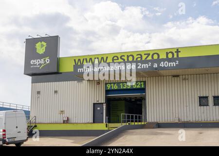 Moderna struttura self-storage con banchina di carico e mini magazzini pubblicitari da 2 a 40 m. Foto Stock