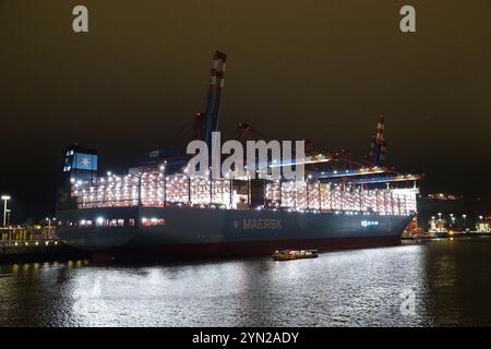 Amburgo, Germania. 4 novembre 2024. Una nave portacontainer della compagnia di navigazione Maersk è gestita presso il terminal Eurogate nel porto di Amburgo. Credito: Friedemann Kohler/dpa/Alamy Live News Foto Stock