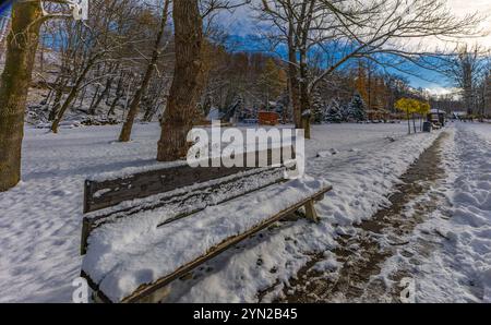 Inverno in montagna, una passeggiata invernale, paesaggio vicino al fiume Vistola a Ustron Foto Stock